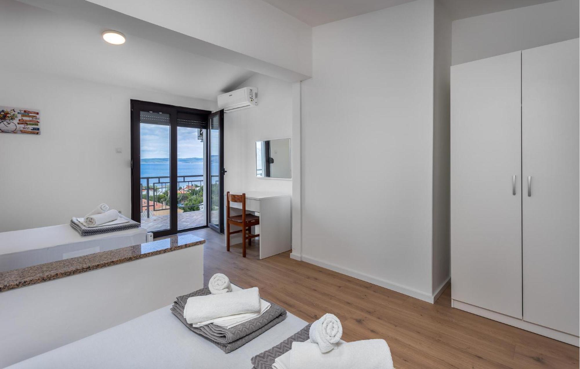 Cozy Apartment In Novi Vinodolski With Kitchen Esterno foto