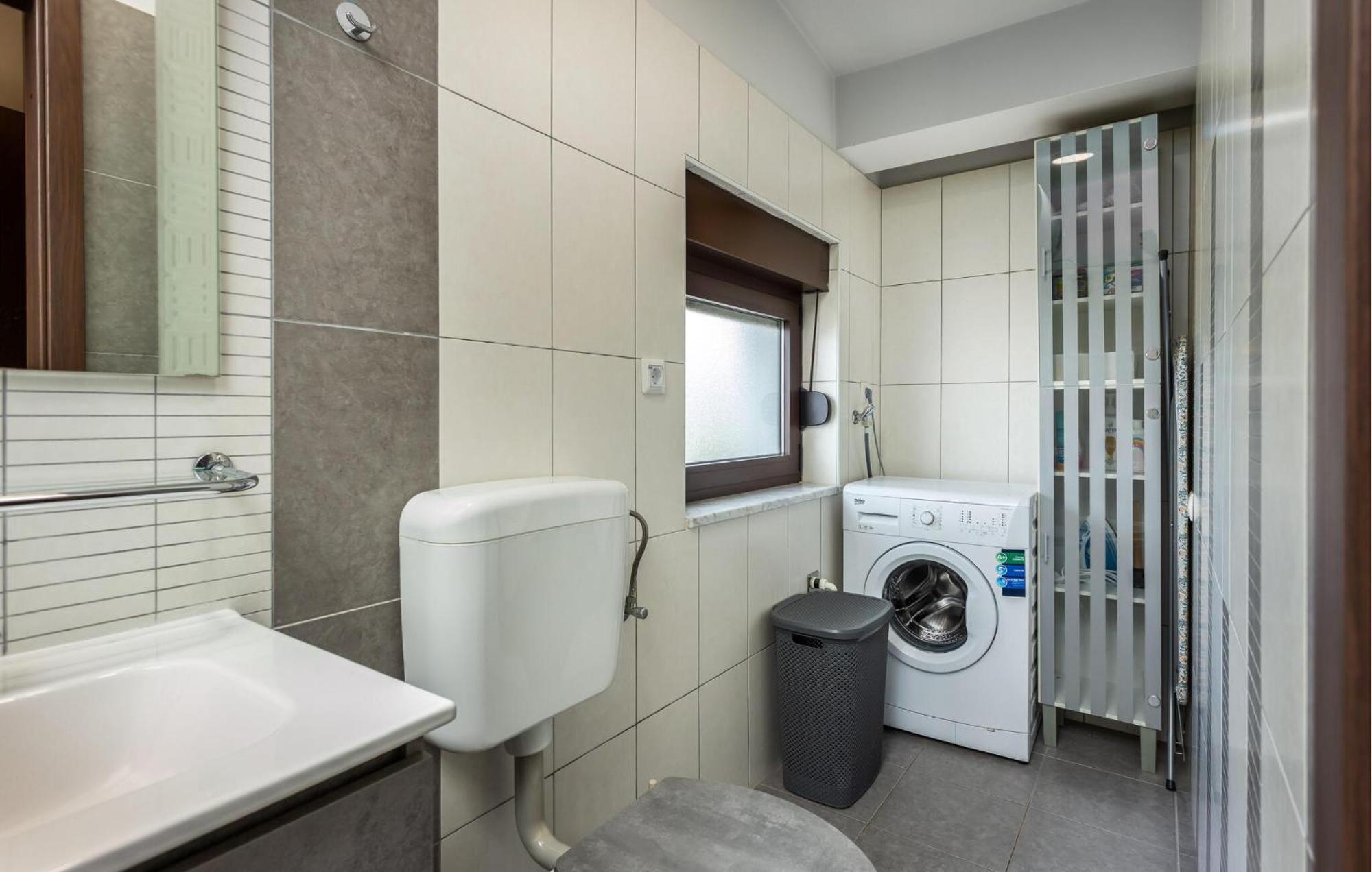 Cozy Apartment In Novi Vinodolski With Kitchen Esterno foto